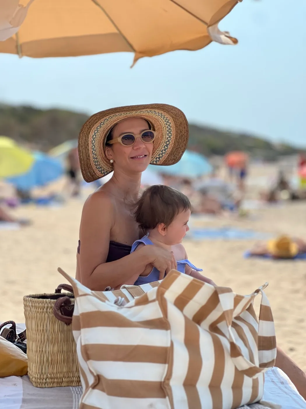 Julie Couto na praia em Ibiza