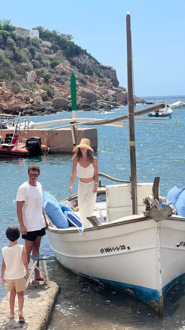 Julie Couto com a família junto a um barco