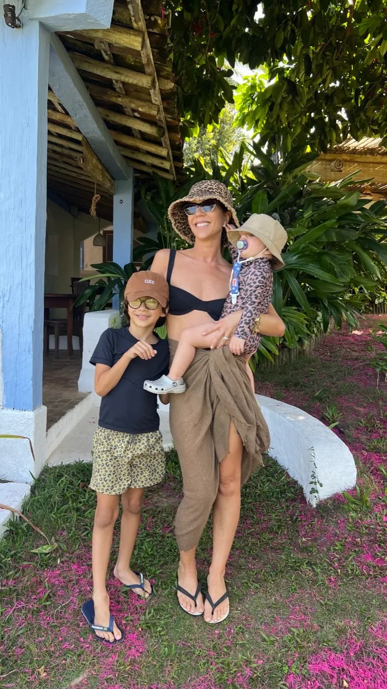 Julie Couto com os filhos numa pousada